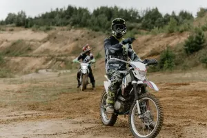 Gogle motocyklowe – co warto wiedzieć?