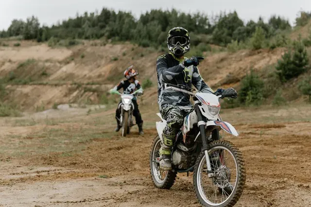 Gogle motocyklowe - co warto wiedzieć?